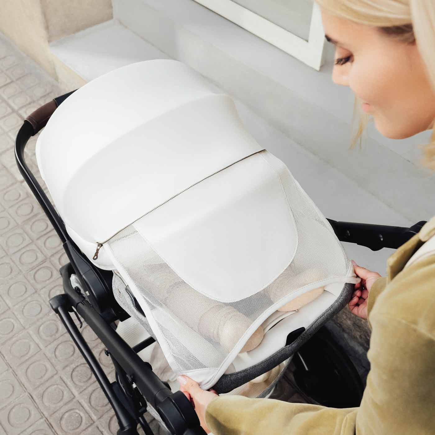 Romer Juni Infant Car Seat with Versa Base, SecureLoc Technology, Luxury Cover - Pearl