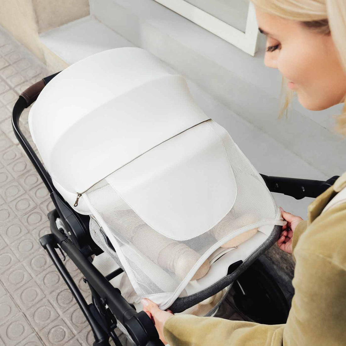 Romer Juni Infant Car Seat with Versa Base, SecureLoc Technology, Luxury Cover - Pearl