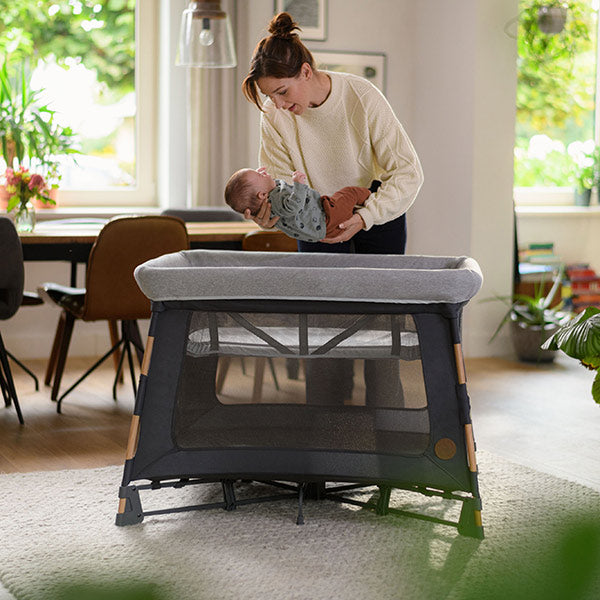 MC2008_2020_maxicosi_Home_Swift_Lifestyle_House_momputtingbabyinbassinet_Landscape