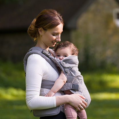 Nuna CUDL Clik Baby Carrier is parent-friendly.
